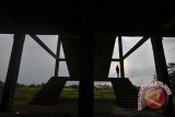 Warga bermain di kawasan Sarana Olahraga (SOR) yang terhenti pembangunannya di Mangunreja, Kabupaten Tasikmalaya, Jawa Barat, Selasa (26/12). Stadion sepakbola bertaraf Fifa dengan menghabiskan anggaran sebesar Rp15 miliar dari kebutuhan total sebesar Rp290 miliar yang berasal dari bantuan Pemprov Jabar pada tahun 2016 kini terbengkalai dan tidak bisa digunakan. ANTARA JABAR/Adeng Bustomi