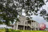 Warga bermain di kawasan Sarana Olahraga (SOR) yang terhenti pembangunannya di Mangunreja, Kabupaten Tasikmalaya, Jawa Barat, Selasa (26/12). Stadion sepakbola bertaraf Fifa dengan menghabiskan anggaran sebesar Rp15 miliar dari kebutuhan total sebesar Rp290 miliar yang berasal dari bantuan Pemprov Jabar pada tahun 2016 kini terbengkalai dan tidak bisa digunakan. ANTARA JABAR/Adeng Bustomi