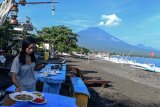 Gunung Agung Hembuskan Asap