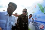 Menteri ESDM, Ignasius Jonan (dua kanan) didampingi Direktur Utama Pertamina, Elia Massa Manik (kiri) dan Kepala BPH Migas, M Fanshurullah Asa (kanan) berdiri di depan roadmap penyaluran Bahan Bakar Minyak (BBM) Satu Harga usai diresmikan di Terminal BBM Pertamina Pontianak, Kalbar, Jumat (29/12). Berdasarkan roadmap yang telah ditetapkan pemerintah, Program BBM Satu Harga diwujudkan dengan pendirian lembaga penyalur di wilayah 3T (tertinggal, terdepan, dan terluar) yang ditargetkan 150 titik, terhitung dari 2017 hingga 2019. ANTARA FOTO/Jessica Helena Wuysang/17