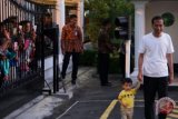 Jokowi sapa warga sembari ajak cucunya