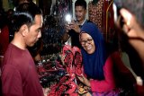 Presiden Jokowi beli sandal dan kaos di Malioboro