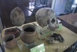 Sebuah Tengkorak dan Gerabah di gudang penyimpanan di kawasan kantor Dinas Pendidikan Jember, Jawa Timur, Kamis (4/1). Ribuan benda pra-sejarah berupa menhir, batu kenong, sarkofagus, dolmen, arca, kapak batu, tengkorak, tombak, dan benda bersejarah lainnya milik Kabupaten Jember memprihatinkan karena disimpan dalam gudang berukuran 9 x 9 meter dan belum ada museum. Antara Jatim/Seno/mas/18.