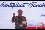 Presiden Joko Widodo memberi sambutan dalam pembukaan Rakernas Kementerian ATR/BPN 2018 di Jakarta, Rabu (10/1). Presiden memuji jajaran Kementerian ATR/BPN atas tercapainya target lima juta sertifikasi lahan sepanjang 2017. ANTARA FOTO/Rosa Panggabean/wdy/2018