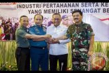 Menteri Pertahanan Ryamizard Ryacudu (kedua kanan), Panglima TNI Marsekal TNI Hadi Tjahjanto (kanan), Kepala Staf TNI Angkatan Darat Jenderal TNI Mulyono (kiri), dan Kepala Staf TNI Angkatan Laut Laksamana TNI Ade Supandi (kedua kiri) saling berjabat tangan usai rapat pimpinan dengan tema 