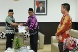 Sekda Provinsi Kalsel H A Haris Makkie menyerahkan Surat Kemendagri dan SK Gubernur Kalsel kepada Sekda HST H A Tamzil terkait penetapan H A Chairansyah menjadi Plt Bupati HST, Kamis (11/1) di Kantor Sekdaprov Kalsel Banjarbaru