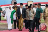 Presiden Joko Widodo (ketiga kiri) didampingi Ketua Jam'iyyah Ahlith Thoriqoh al-Mutabarah al-Nahdliyyah (JATMAN) Habib Muhammad Luthfi bin Yahya (kiri), Gubernur Jateng Ganjar Pranowo (kedua kiri) dan Bupati Pekalongan Asip Kholbihi (ketiga kanan) bersiap menghadiri acara Muktamar XII JATMAN di Kabupaten Pekalongan, Jawa Tengah, Senin (15/1). Selain menghadiri acara tersebut, presiden juga diagendakan menyerahkan sejumlah bantuan sosial kepada masyarakat sekitar Kabupaten Pekalongan, di antaranya Kartu Indonesia Pintar (KIP) dan Program Keluarga Harapan. ANTARA FOTO/Harviyan Perdana Putra/wdy/2018