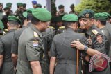 Panglima Komando Strategis Angkatan Darat (Pangkostrad) Letjen TNI Agus Kriswanto (kanan) mendapat ucapan selamat dari rekan-rekan seusai mengikuti upacara serah terima jabatan di Markas Besar TNI Angkatan Darat (Mabesad), Jakarta Pusat, Senin (15/1). Letjen TNI Agus Kriswanto yang sebelumnya menjabat Komandan Komando Pembinaan Doktrin Pendidikan dan Latihan (Dankodiklat) TNI AD resmi menggantikan Letjen TNI Edy Rahmayadi yang mengajukan pensiun dini karena mencalonkan diri sebagai calon Gubernur Sumatera Utara. ANTARA FOTO/Dhemas Reviyanto/wdy/2018.