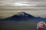 Panorama Gunung Agung terlihat jelas dari pesawat komersil saat melintas di atas Selat Lombok, Mataram, NTB, Senin (15/1). Menurut data Pusat Vulkanologi dan Mitigasi Bencana Geologi (PVMBG) saat ini Gunung Agung masih berstatus awas level IV atau awas dengan rekomendasi daerah berbahaya adalah di dalam radius enam kilometer dari puncak kawah. ANTARA FOTO/Ahmad Subaidi/wdy/2018.