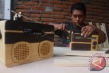Pengrajin membuat radio dari kayu limbah pabrik di Malang, Jawa Timur, Jumat (19/1). Radio kayu yang dijual Rp 500 ribu per unit tersebut dipasarkan hingga ke berbagai daerah terutama Jakarta, Bandung dan Makassar. ANTARA FOTO/Ari Bowo Sucipto/wdy/2018.