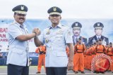 Panglima TNI Marsekal TNI Hadi Tjahjanto (kiri) melakukan salam komando dengan pejabat baru Kepala Staf Angkatan Udara (KSAU) Marsekal TNI Yuyu Sutisna (kanan) seusai upacara serah terima jabatan KSAU di Taxi Way Echo Lanud Halim Perdanakusuma, Jakarta, Jumat (19/1). Marsekal TNI Yuyu Sutisna mengisi jabatan KSAU menggantikan Marsekal TNI Hadi Tjahjanto yang diangkat sebagai Panglima TNI. ANTARA FOTO/Aprillio Akbar/wdy/2018.