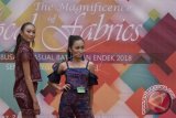 Dua orang model memperagakan busana kreasi dari kain tradisional saat peragaan busana bertajuk 'The Magnificence of Local Fabrics' di kawasan Kuta, Bali, Minggu (21/1). Kegiatan tersebut untuk mempromosikan dan melestarikan rancangan busana kreasi berbahan kain tradisional Batik dan tenun ikat Endek karya desainer dan perajin lokal. ANTARA FOTO/Fikri Yusuf/wdy/2018