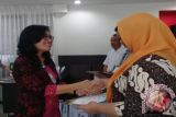 General Manajer Garuda Indonesia Branch Office Pangkalpinang, Susanna R Saragih menyerahkan penghargaan kepada mitra usaha di Pangkalpinang, Selasa (23/1). (babel.antaranews.com/Aprionis)