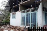 Penampakan bangunan rumah tinggal yang mengalami kerusakan akibat gempa. Bangunan ini berlokasi di Kecamatan Bayah, dekat dengan pusat gempa tektonik dikoordinat 7,21 LS dan 105,91 BT.
