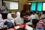 Petugas Imigrasi bidang Informasi Prasarana dan Komunikasi dari Kantor Imigrasi Klas 1 Khusus Bandara Soekarno Hatta memberikan sosialisasi tentang Keimigrasian dihadapan Murid Sekolah Menengah Atas di SMAN 95 Kalideres, Jakarta, Kamis (25/1). Program sosialisasi ini bertujuan untuk memberikan pengetahuan tentang kerja dan kinerja keimigrasian di Indonesia dan juga dalam rangka menyambut hari jadi Imigrasi ke- 68. ANTARA FOTO/Muhammad Iqbal/18