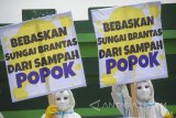 Sejumlah aktivis lingkungan hidup yang tergabung dalam Ecoton membentangkan poster ketika menggelar aksi 'jangan buang popok di Jembatan Sepanjang', Surabaya, Jawa Timur, Selasa (16/1). Dalam aksinya mereka menghimbau masyarakat agar tidak membuang sampah popok ke sungai karena dapat merusak lingkungan dan berdampak buruk pada biota sungai tersebut. Antara Jatim/Zabur Karuru/zk/18 