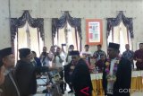 Pasangan Bakal Calon Adhan Dambea-Hardi Saleh Hemeto menyerahkan dokumen syarat calon dan syarat pencalonan. (Foto Farid)