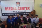 Pasangan Bakal Calon Adhan Dambea-Hardi Saleh Hemeto memberikan keterangan pers usai mendaftar di KPU Kota Gorontalo. (Foto Farid)