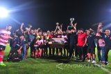 Official dan pesepak bola Madura United (MU) melakukan selebrasi setelah keluar sebagai juara Turnamen Internasional Suramadu Super Cup (SSC) 2018 di Stadion Gelora Bangkalan (SGB), Bangkalan, Jawa Timur, Jumat (12/1). MU mengumpul lima poin dari tiga pertandingan diikuti Persela dengan perolehan empat poin. Antara Jatim/Saiful Bahri/zk/18.

