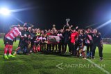 Official dan pesepak bola Madura United (MU) melakukan selebrasi setelah keluar sebagai juara Turnamen Internasional Suramadu Super Cup (SSC) 2018 di Stadion Gelora Bangkalan (SGB), Bangkalan, Jawa Timur, Jumat (12/1). MU mengumpul lima poin dari tiga pertandingan diikuti Persela dengan perolehan empat poin. Antara Jatim/Saiful Bahri/zk/18.

