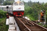 Pekerja mengganti rel yang rusak di atas jembatan sungai Brantas, Malang, Jawa Timur, Senin (15/1). Di awal tahun 2018, PT.Kereta Api Indonesia mendapat anggaran sebesar Rp1,3 Triliun dari Kementerian Perhubungan untuk perawatan dan pengoperasian sarana serta infrastruktur perkeretaapian sebagai upaya peningkatan kualitas prasarana kereta api yang handal dan semakin laik beroperasi. Antara Jatim/Ari Bowo Sucipto/zk/18. 