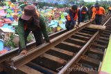 Pekerja mengganti rel yang rusak di atas jembatan sungai Brantas, Malang, Jawa Timur, Senin (15/1). Di awal tahun 2018, PT.Kereta Api Indonesia mendapat anggaran sebesar Rp1,3 Triliun dari Kementerian Perhubungan untuk perawatan dan pengoperasian sarana serta infrastruktur perkeretaapian sebagai upaya peningkatan kualitas prasarana kereta api yang handal dan semakin laik beroperasi. Antara Jatim/Ari Bowo Sucipto/zk/18. 