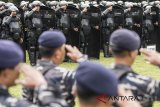 Anggota kepolisian mengikuti apel gelar pasukan pengamanan Pilkada serentak di lapangan Gasibu, Bandung, Jawa Barat, Jumat (5/1). Gelar pasukan Operasi Mantap Praja Lodaya ini dalam rangka pengamanan pilkada serentak di Jawa Barat 2018. ANTARA JABAR/M Agung Rajasa