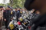 Kapolda Jabar Irjen Pol Agung Budi Maryoto (kedua kiri) bersama Gubernur Jawa Barat Ahmad Heryawan (ketiga kiri) dan Ketua KPU Provinsi Jawa Barat Yayat Hidayat (kiri) memeriksa kendaraan peserta apel gelar pasukan pengamanan Pilkada serentak di lapangan Gasibu, Bandung, Jawa Barat, Jumat (5/1). Gelar pasukan Operasi Mantap Praja Lodaya ini dalam rangka pengamanan pilkada serentak di Jawa Barat 2018. ANTARA JABAR/M Agung Rajasa