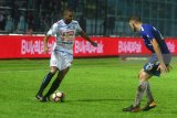 Pesepakbola Arema FC, Thiago Furtuoso (kiri) berusaha melewati hadangan pesepakbola PSIS Semarang, Petar Planic (kanan) dalam Turnamen Piala Presiden di Stadion Kanjuruhan, Malang, Jawa Timur, Kamis (25/1). Di akhir babak pertama, Arema sementara unggul atas PSIS dengan skor 2-0. Antara Jatim/Ari Bowo Sucipto/zk/18. 