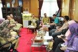 Badan Pemeriksa Keuangan RI (BPK) Perwakilan Kalsel sejak Selasa (16/01)  melakukan audit di lingkungan Pemko Banjarmasin. Kedatangan para auditor itu diterima Wakil Wali kota Banjarmasin Hermansyah di ruang kerjanya, di Balai Kota Banjarmasin.  Pemeriksaan terkait pelaporan keuangan dan aset tahun 2017 itu akan dilaksanakan hingga tanggal 28 Februari 2018.(Foto Antaranews Kalsel/hms/f) 