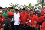 Bakal calon bupati Bondowoso Salwa Arifin (keempat kanan), bakal calon wakil bupati Irwan Bachtiar Rachmat (ketiga kanan) saat mendaftar di KPUD Bondowoso, Jawa Timur, Rabu (10/1). Pasangan Salwa Arifin dan Irwan Bachtiar Rahmat (Sabar), diusung partai politik PDI Perjuangan, PPP, Hanura, PBB dan PKPI dalam pilkada 2018.  Antara Jatim/Seno/zk/18.