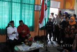 Bakal calon bupati Bondowoso Salwa Arifin (kiri), bakal calon wakil bupati Irwan Bachtiar Rachmat (kanan) saat mendaftar di KPUD Bondowoso, Jawa Timur, Rabu (10/1). Pasangan Salwa Arifin dan Irwan Bachtiar Rahmat (Sabar), diusung partai politik PDI Perjuangan, PPP, Hanura, PBB dan PKPI dalam pilkada 2018. 
Antara Jatim/Seno/zk/18.