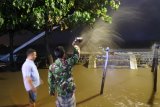 Warga berada di depan rumah yang terkena banjir rob di Desa Pesisir, Besuki, Situbondo, Jawa Timur, Senin (29/1) malam. Ratusan rumah warga terendam banjir air laut pasang atau rob setinggi 30 - 80 Cm di tiga dusun yakni, Dusun Mandaran, Dusun Mandaran Karang Tambek, Dusun Gudang akibat infrastruktur pelengsengan rusak atau jebol dihantam gelombang air laut. Antara Jatim/Seno/zk/18.