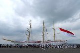 Ratusan pelajar berjalan berbaris untuk mengunjungi sejumlah kapal perang usai mengikuti acara Ceramah Bela Negara dan Anti Narkoba di Gedung Panti Tjahaja Armada (PTA) Koarmatim, Ujung, Surabaya, Jawa Timur, Selasa (16/1). Kegiatan yang digelar Koarmatim dengan menggandeng Badan Narkotika Nasional (BNN) Propvinsi Jatim itu bertema Meningkatkan Nasionalisme Melalui Ceramah Bela Negara dan Bersih Narkoba. Antara Jatim/Didik Suhartono/zk/18 