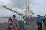 Ratusan pelajar berjalan berbaris untuk mengunjungi sejumlah kapal perang usai mengikuti acara Ceramah Bela Negara dan Anti Narkoba di Gedung Panti Tjahaja Armada (PTA) Koarmatim, Ujung, Surabaya, Jawa Timur, Selasa (16/1). Kegiatan yang digelar Koarmatim dengan menggandeng Badan Narkotika Nasional (BNN) Propvinsi Jatim itu bertema Meningkatkan Nasionalisme Melalui Ceramah Bela Negara dan Bersih Narkoba. Antara Jatim/Didik Suhartono/zk/18 