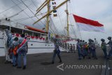 Ratusan pelajar mengunjungi KRI Bima Suci usai mengikuti acara Ceramah Bela Negara dan Anti Narkoba di Gedung Panti Tjahaja Armada (PTA) Koarmatim, Ujung, Surabaya, Jawa Timur, Selasa (16/1). Kegiatan yang digelar Koarmatim dengan menggandeng Badan Narkotika Nasional (BNN) Propvinsi Jatim itu bertema Meningkatkan Nasionalisme Melalui Ceramah Bela Negara dan Bersih Narkoba. Antara Jatim/Didik Suhartono/zk/18 