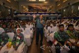 Kepala Staf Angkatan Laut (Kasal) Laksamana TNI Ade Supandi (tengah) memberikan pengarahan kepada ratusan pelajar saat acara Ceramah Bela Negara dan Anti Narkoba di Gedung Panti Tjahaja Armada (PTA) Koarmatim, Ujung, Surabaya, Jawa Timur, Selasa (16/1). Kegiatan yang digelar Koarmatim dengan menggandeng Badan Narkotika Nasional (BNN) Propvinsi Jatim itu bertema Meningkatkan Nasionalisme Melalui Ceramah Bela Negara dan Bersih Narkoba. Antara Jatim/Didik Suhartono/zk/18 