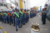 Sejumlah pelajar mendengarkan penjelasan personil TNI Angkatan Laut tentang KRI Bima Suci usai mengikuti acara Ceramah Bela Negara dan Anti Narkoba di Gedung Panti Tjahaja Armada (PTA) Koarmatim, Ujung, Surabaya, Jawa Timur, Selasa (16/1). Kegiatan yang digelar Koarmatim dengan menggandeng Badan Narkotika Nasional (BNN) Propvinsi Jatim itu bertema Meningkatkan Nasionalisme Melalui Ceramah Bela Negara dan Bersih Narkoba. Antara Jatim/Didik Suhartono/zk/18 