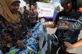 Warga membeli beras kualitas super seharga Rp10.200 per kilogram saat operasi pasar murni yang diselenggarakan oleh Tim Pengendali Inflasi Daerah (TPID) di depan Taman Makam Pahlawan, Kota Kediri, Jawa Timur, Selasa (30/1). Penjualan beras murah oleh TPID bekerjasama dengan Pemerintah daerah setempat, Bank Indonesia, dan Satgas Pangan Kepolisian itu sepi pembeli karena kurang sosialisasi. Antara jatim/Prasetia Fauzani/zk/18