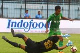 Penjaga gawang Persela Lamongan, Dwi Kuswanto (kiri) berusaha menangkap bola dari kaki pesepakbola Bhayangkara FC, Wahyu Subo Seto (kanan) dalam Turnamen Pra Musim Piala Presiden di Stadion Kanjuruhan, Malang, Jawa Timur, Kamis (25/1). Bhayangkara FC menahan imbang Persela dengan skor akhir 1-1. Antara Jatim/Ari Bowo Sucipto/zk/18. 