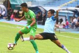 Pesepakbola Persela Lamongan, Arif Satria (kanan) berusaha merebut bola dari kaki pesepakbola Bhayangkara FC, Dendy Sulistyawan (kiri) dalam Turnamen Pra Musim Piala Presiden di Stadion Kanjuruhan, Malang, Jawa Timur, Kamis (25/1). Bhayangkara FC menahan imbang Persela dengan skor akhir 1-1. Antara Jatim/Ari Bowo Sucipto/zk/18. 