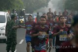 Sejumlah peserta memacu kecepatan dalam Brawijaya Fun Run ketika melintas di kawasan Surabaya, Jawa Timur, MInggu (7/1). Lari santai yang diikuti ribuan peserta TNI/Polri dan masyarakat umum tersebut dalam rangka HUT ke-69 Kodam V Brawijaya. Antara Jatim/M Risyal Hidayat/zk/18
