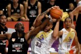 Pebasket CLS Knights Indonesia Brian Michael Williams (kedua kanan) berebut bola dengan pebasket Chong Son Kung Fu China Justine Aronel howard (kedua kiri) dalam lanjutan Asean Basketball League (ABL) di GOR Kertajaya Surabaya, Jawa Timur, Sabtu (6/1). CLS Knights Indonesia dikalahkan oleh Chong Son Kung fu China dengan skor 83-86. Antara jatim/M Risyal Hidayat/zk/18