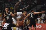 Pebasket CLS Knights Indonesia Brian Michael Williams (tengah) berebut bola dengan pebasket Chong Son Kung Fu China Mikhael Alexander Mckinney (kiri) dalam lanjutan Asean Basketball League (ABL) di GOR Kertajaya Surabaya, Jawa Timur, Sabtu (6/1). CLS Knights Indonesia dikalahkan oleh Chong Son Kung fu China dengan skor 83-86. Antara jatim/M Risyal Hidayat/zk/18