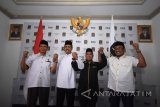 Bakal Calon Gubernur Jawa Timur Saifullah Yusuf (kedua kiri) bersama Ketua Umum DPW Partai Keadilan Sejahtera (PKS) Arif Hari Setiawan (kiri), Sekretaris Umum DPW PKS Jatim Irwan Setiawan (kedua kanan) dan Wakil Ketua Umum DPW PKS Jatim Ahmad Jabir (kanan) mengangkat tangan ketika foto bersama disela-sela Deklarasi dukungan dalam Pemilihan Kepala Daerah (Pilkada) Jatim di Kantor DPW PKS Jatim, Surabaya, Selasa (9/1). Dalam kesempatan tersebut DPW PKS Jatim menyatakan resmi mendukung Saifullah Yusuf sebagai Bakal Calon Gubernur Jatim dalam Pilkada 2018.   Antara Jatim/M Risyal Hidayat/zk/17 