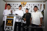 Bakal Calon Gubernur Jawa Timur Saifullah Yusuf (kedua kiri) didampingi Ketua Umum DPW Partai Keadilan Sejahtera (PKS) Arif Hari Setiawan (kiri), Sekretaris Umum DPW PKS Jatim Irwan Setiawan (kedua kanan) dan Wakil Ketua Umum DPW PKS Jatim Ahmad Jabir (kanan) menyampaikan sambutan ketika Deklarasi dukungan dalam Pemilihan Kepala Daerah (Pilkada) Jatim di Kantor DPW PKS Jatim, Surabaya, Selasa (9/1). Dalam kesempatan tersebut DPW PKS Jatim menyatakan resmi mendukung Saifullah Yusuf sebagai Bakal Calon Gubernur Jatim dalam Pilkada 2018. Antara Jatim/M Risyal Hidayat/zk/17 