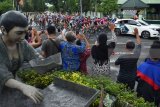 Sejumlah peserta lomba balap sepeda Tour de Indonesia (TdI) memacu sepedanya saat melintas di Kota Madiun, Jawa Timur, Jumat (26/1). Etape kedua TdI menempuh jarak 117,5 kilometer dari Alun-alun Kota Madiun menuju finis Mojokerto, Jawa Timur. Antara Jatim/Foto/Siswowidodo/18.