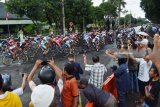 Sejumlah peserta lomba balap sepeda Tour de Indonesia (TdI) memacu sepedanya saat melintas di Kota Madiun, Jawa Timur, Jumat (26/1). Etape kedua TdI menempuh jarak 117,5 kilometer dari Alun-alun Kota Madiun menuju finis Mojokerto, Jawa Timur. Antara Jatim/Foto/Siswowidodo/zk/18.