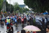 Sejumlah peserta lomba balap sepeda Tour de Indonesia (TdI) memacu sepedanya saat melintas di Kota Madiun, Jawa Timur, Jumat (26/1). Etape kedua TdI menempuh jarak 117,5 kilometer dari Alun-alun Kota Madiun menuju finis Mojokerto, Jawa Timur. Antara Jatim/Foto/Siswowidodo/zk/18.