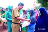 Bupati Tanah Laut H. Bambang Alamsyah menyerahkan bantuan Program Keluarga Harapan (PKH) untuk warga Kecamatan Takisung, Selasa (23/1). Foto:Antaranews Kalsel/Arianto/G.